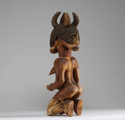 Figure masculine agenouillée ( Ikenga) Igbo...