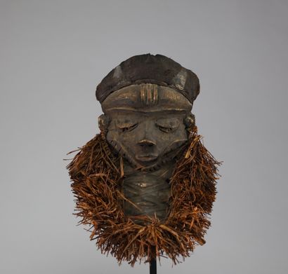 Masque Pende, RD Congo. Bois sculpté et fibres...