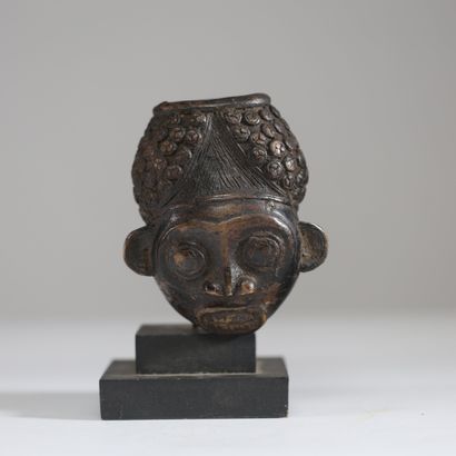 Cameroun- Bamum - Fourneau en bronze décoré...