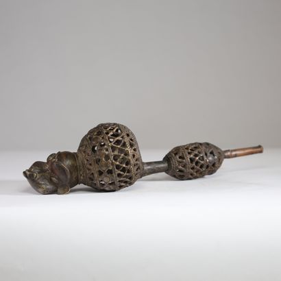 Cameroue - Bamiléké - Pipe en bronze décorée...