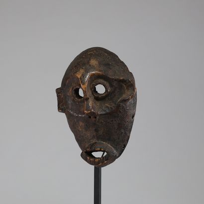 Ancien masque aficain en bois, à patine brun-noir...