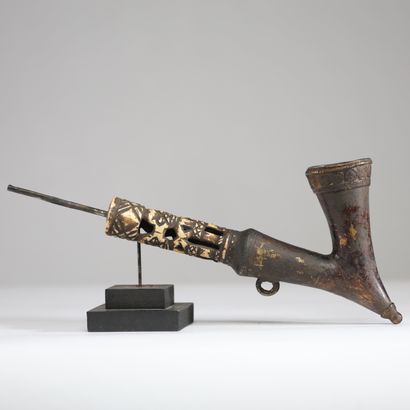 Cameroun - Bamiléké - Pipe en bronze, os...