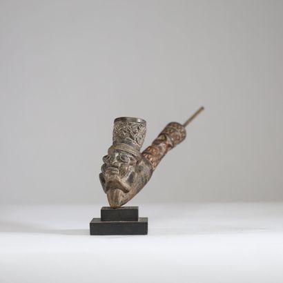 Cameroun - Bamum - Pipe en terre cuite, os...