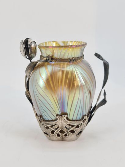 Johann LOETZ. (1880-1940). Vase en verre...