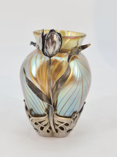 Johann LOETZ. (1880-1940). Vase en verre...