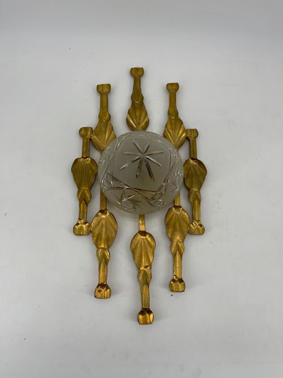 Luminaire art déco en métal doré avec en...