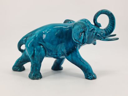 Eléphant en majolique turquoise vers 1900....