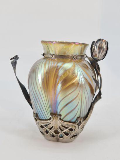 Johann LOETZ. (1880-1940). Vase en verre...
