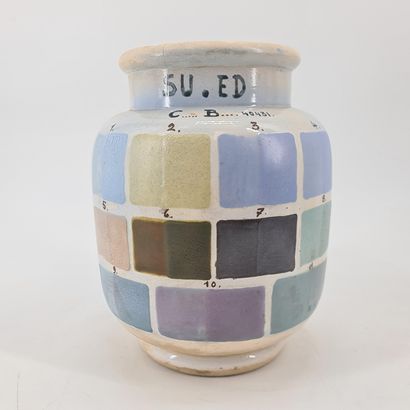 Vase Boch Keramis à décor de nuancier. Modèle...