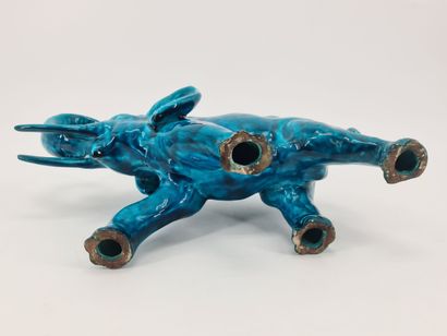 Eléphant en majolique turquoise vers 1900....