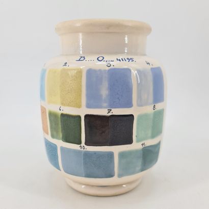 Vase Boch Keramis à décor de nuancier. Modèle...