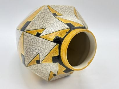 Charles CATTEAU (1880-1966). Vase Boch Keramis...
