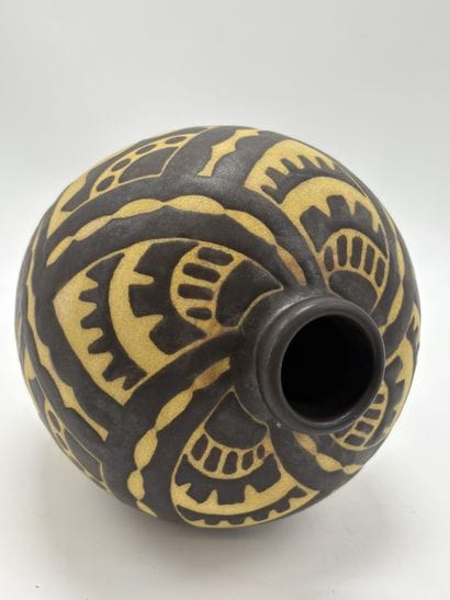 Charles CATTEAU (1880-1966). Vase Boch Keramis...