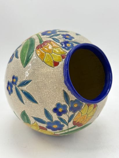 Vase Boch Keramis art déco à décor de fleurs...