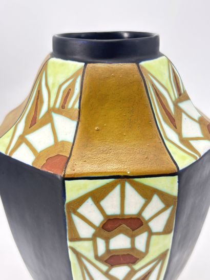 Charles CATTEAU (1880-1966). Vase Boch Keramis...