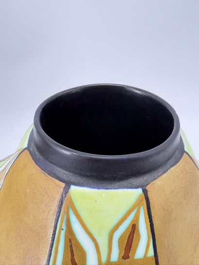 Charles CATTEAU (1880-1966). Vase Boch Keramis...