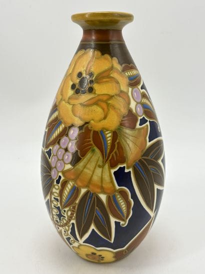 Vase Boch Keramis art déco à décor de fleurs...