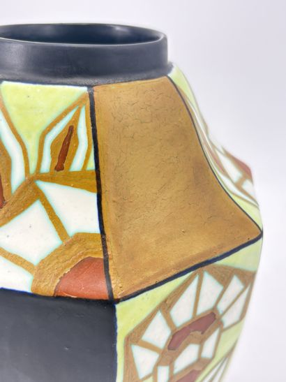 Charles CATTEAU (1880-1966). Vase Boch Keramis...
