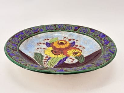 Charles CATTEAU (1880-1966). Grand plat creux...