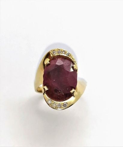 BAGUE en or jaune 18K (750/°°), ornée d'un...