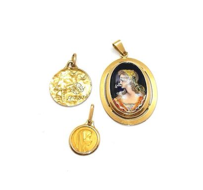 ENSEMBLE DE 3 MEDAILLES en or jaune 18K (750/°°),...