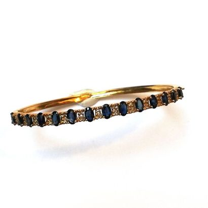 BRACELET jonc ouvrant en argent doré (vermeil)...
