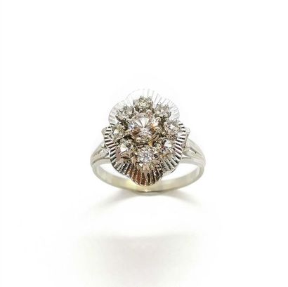 BAGUE en or blanc 18K (750/°°), ornée de...