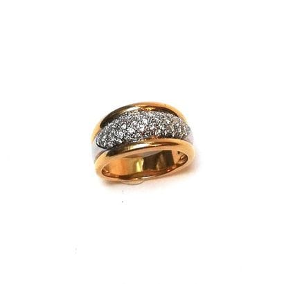 113 BIS. BAGUE jonc en or 18k (750/°°) pavée...