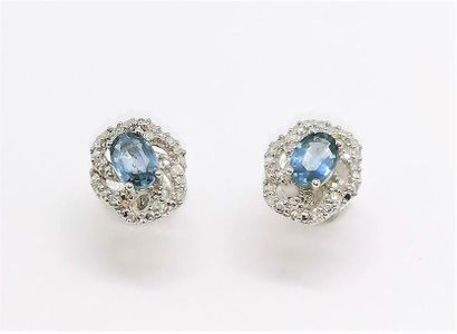 PAIRE DE BOUCLES d'oreilles en or blanc 18K...