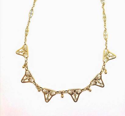 COLLIER en or jaune 18K (750/°°), à motif...