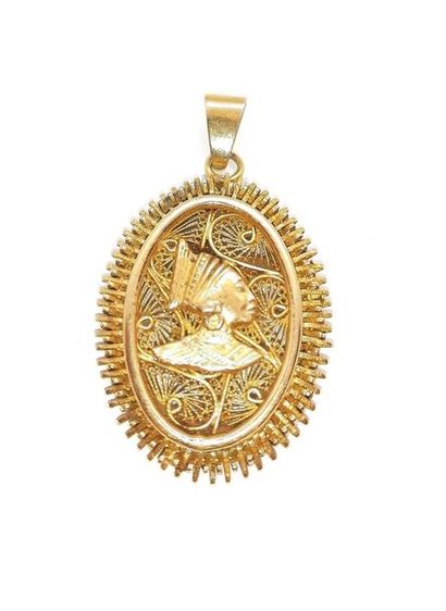 PENDENTIF en or jaune 18K (750/°°), représentant...