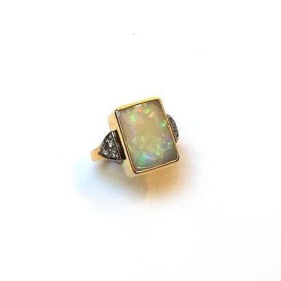 BAGUE en or jaune 18k (750/°°) centrée d'une...