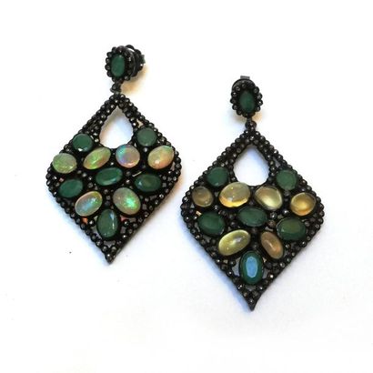 PAIRE DE PENDANTS d'oreilles en argent patiné...