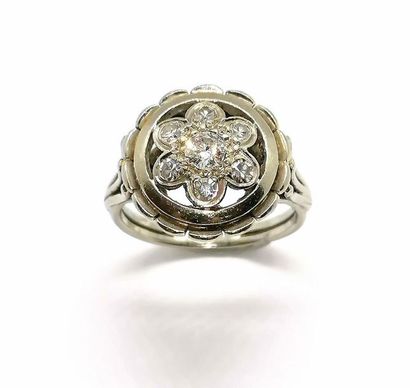 BAGUE en or 18K (750/°°) stylisant une fleur...