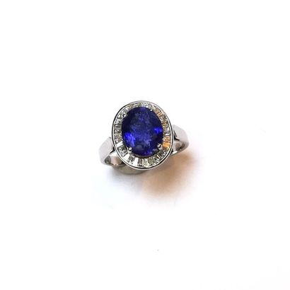 BAGUE en or gris 18k (750/°°) centrée d'une...
