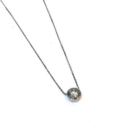 PENDENTIF et chaîne en or gris 18k (750/°°)...