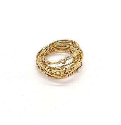 BAGUE en or jaune 18K (750/°°), composée...
