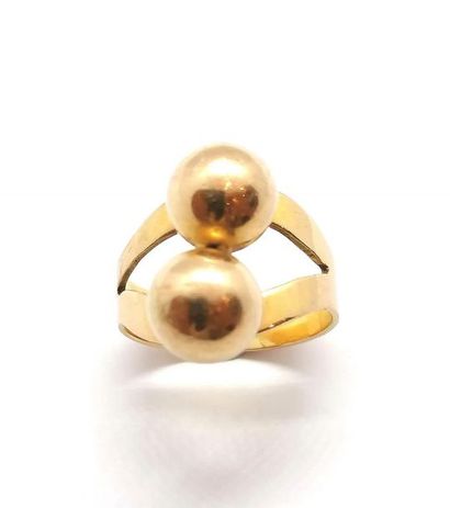 BAGUE en or jaune 18K (750/°°), ornée de...