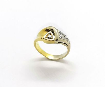 BAGUE en or bicolore 18K (750/°°), ornée...