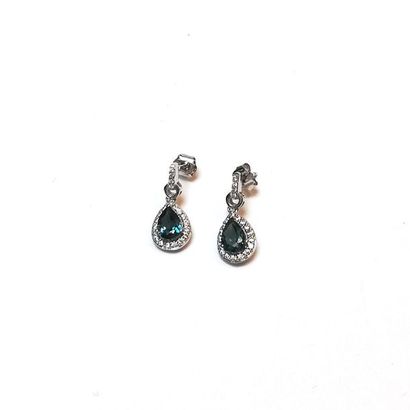 PAIRE DE BOUCLES d'oreilles en or gris 9k...