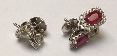 DEUX PAIRES DE PUCES D'OREILLES, en or blanc...