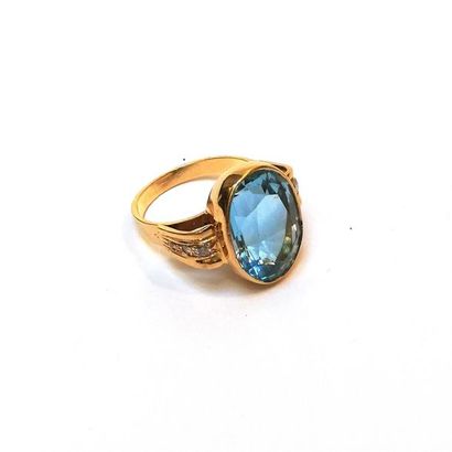BAGUE en or jaune 18k (750/°°) centrée d'une...