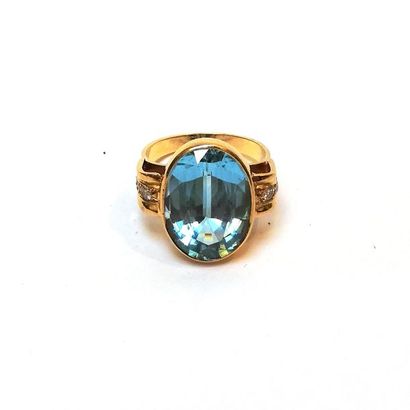 BAGUE en or jaune 18k (750/°°) centrée d'une...