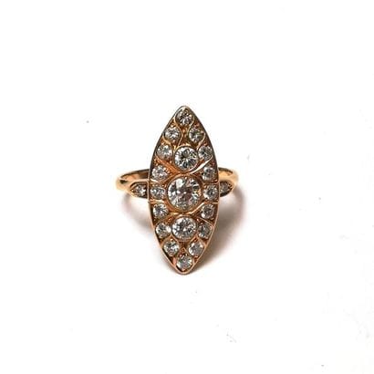 BAGUE Marquise en or jaune 18k (750/°°) sertie...