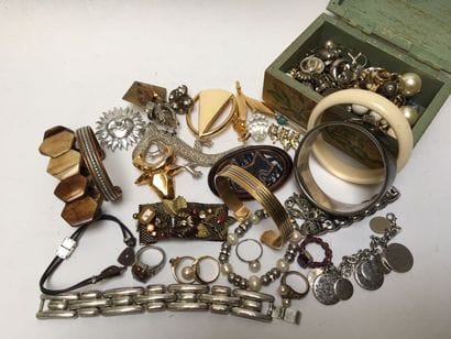 LOT DE BIJOUX FANTAISIE dont broches, colliers,...