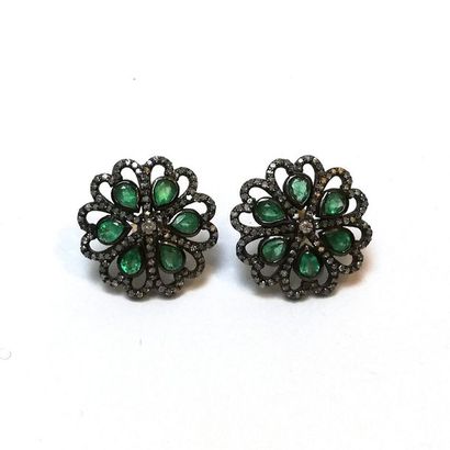 PAIRE DE BOUCLES d'oreilles en argent patiné...