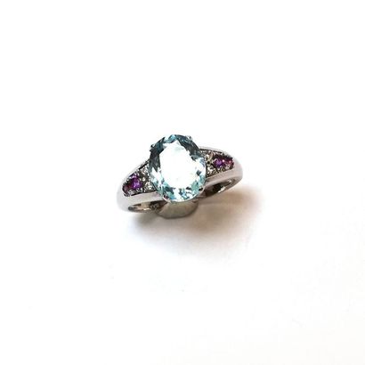 BAGUE en argent 925/°° centrée d'une topaze...
