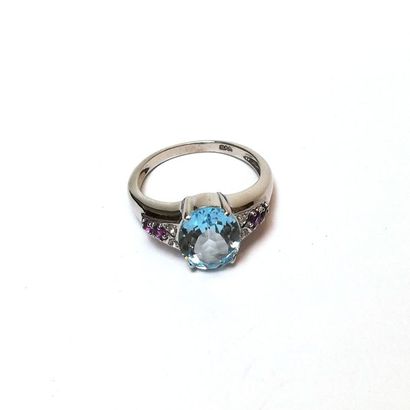 BAGUE en argent 925/°° centrée d'une topaze...