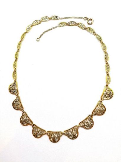 COLLIER en or jaune 18K (750/°°), à motif...