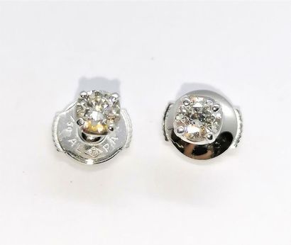 PAIRE DE BOUCLES d'oreilles en or blanc 18K...